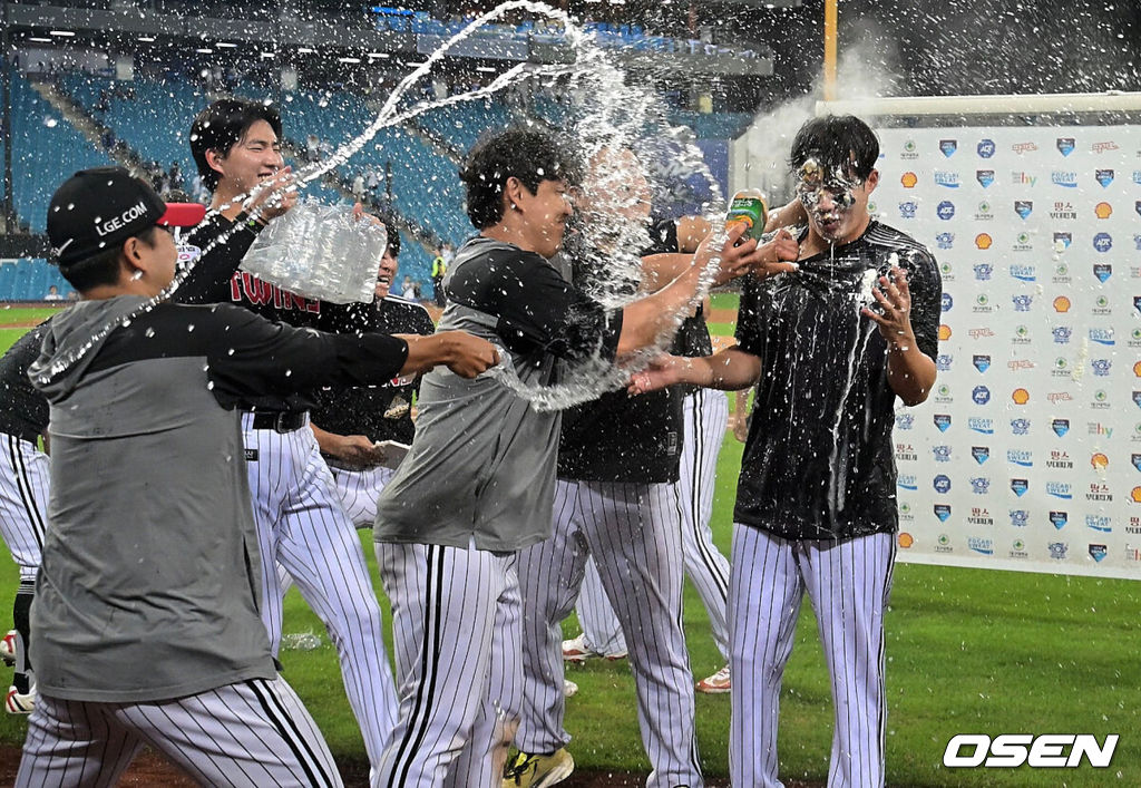 13일 대구삼성라이온즈파크에서 2026 신한 SOL KBO 리그 삼성 라이온즈와 LG 트윈스의 경기가 열렸다. 홈팀 삼성은 최원태가, 방문팀 LG는 임찬규가 선발 출전했다. LG 트윈스 임찬규가 개인 통산 100승 기록을 세우고 방송 인터뷰를 마친 후 동료들의 축하 물세례를 받고 있다. 2026.09.13 / foto0307@osen.co.kr