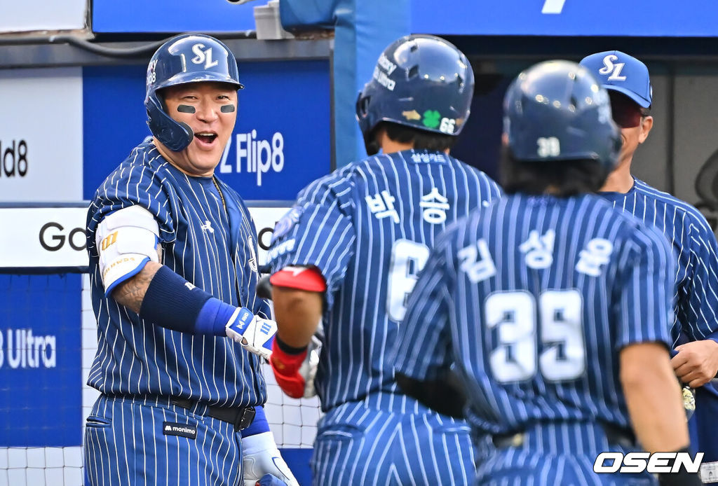13일 대구삼성라이온즈파크에서 2026 신한 SOL KBO 리그 삼성 라이온즈와 LG 트윈스의 경기가 열렸다. 홈팀 삼성은 최원태가, 방문팀 LG는 임찬규가 선발 출전했다. 삼성 라이온즈 박승규가 1회말 1사 1루 좌월 2점 홈런을 치고 최형우의 축하를 받고 있다. 2026.09.13 / foto0307@osen.co.kr