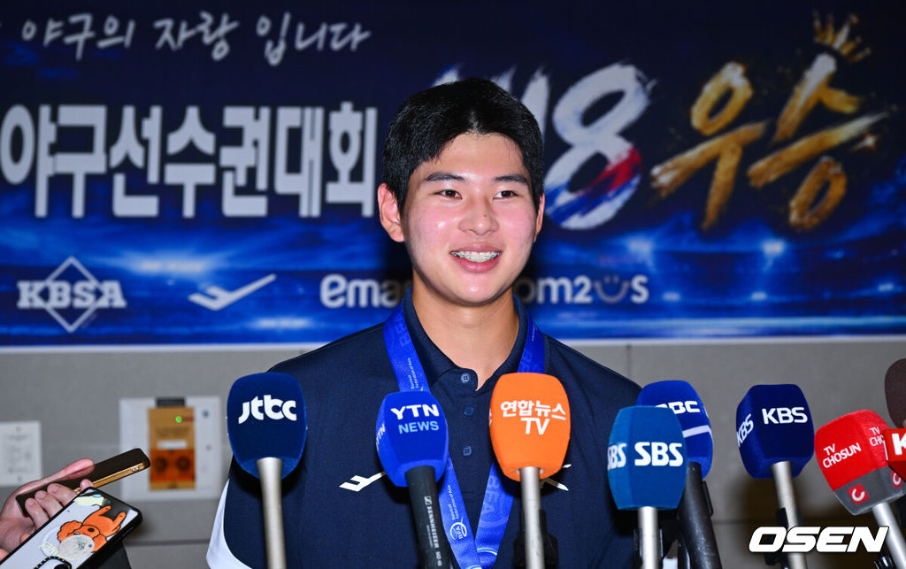 정윤진(덕수고) 감독이 이끄는 한국 18세 이하(U18) 야구대표팀이 14일 오후 인천국제공항을 통해 입국했다.U18 야구대표팀은 지난 13일 대만 타이베이돔에서 열린 제14회 아시아청소년야구선수권대회 결승전에서 일본을 2-0으로 제압, 8년 만이자 통산 6번째 우승을 차지했다.하현승이 인터뷰 중 미소 짓고 있다. 2026.09.14 / soul1014@osen.co.kr