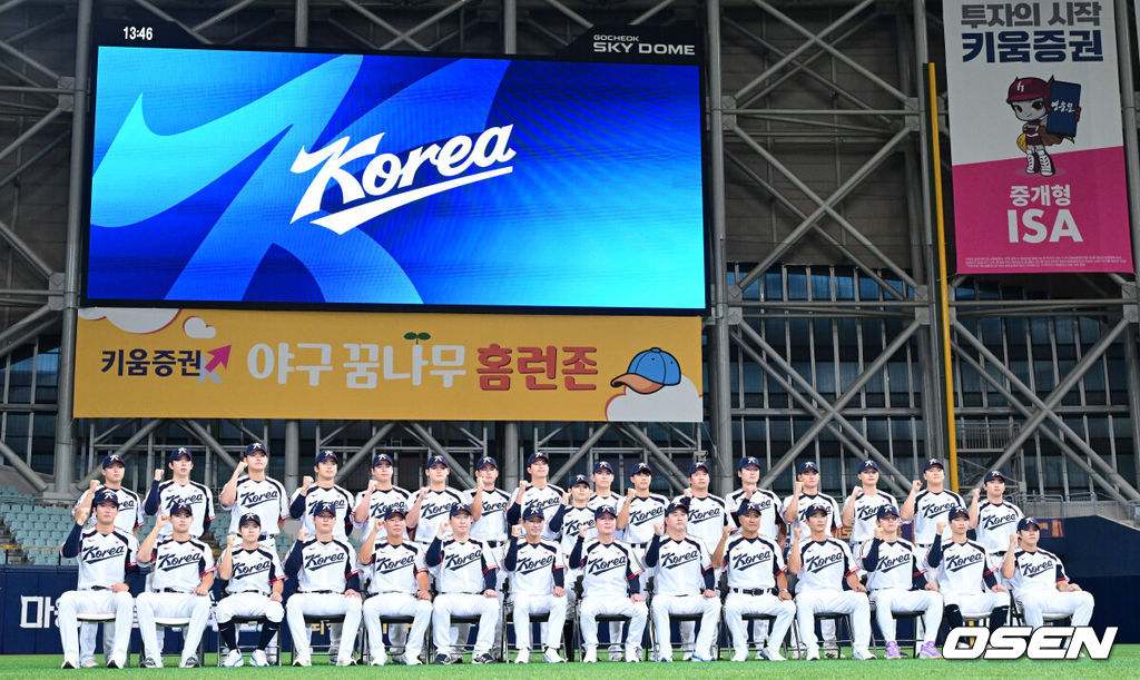 류지현 감독이 이끄는 2026 아이치·나고야 아시안게임 야구 대표팀이 15일 오후 서울 고척스카이돔에서 소집 첫 공식 훈련을 가졌다.야구 대표팀은 오는 18일 나고야로 이동한 뒤 21일 B조 조별예선 대만전, 22일 홍콩전, 23일 태국전을 치른 뒤 25일부터 26일까지 슈퍼라운드를 거쳐 27일 메달 결정전을 펼친다. 야구 대표팀 류지현 감독을 비롯한 코칭스태프와 선수들이 기념촬영을 하고 있다. 2026.09.15 / dreamer@osen.co.kr