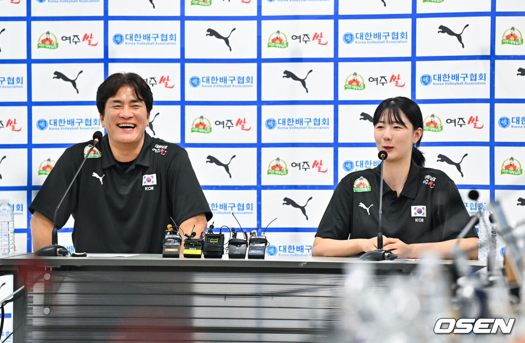 20일 오후 서울 송파구 방이동 올림픽회관에서 배구 국가대표팀 기자회견이 진행됐다. 여자대표팀 차상현 감독, 주장 강소휘가 미소 짓고 있다. 2025.05.20 / soul1014@osen.co.kr