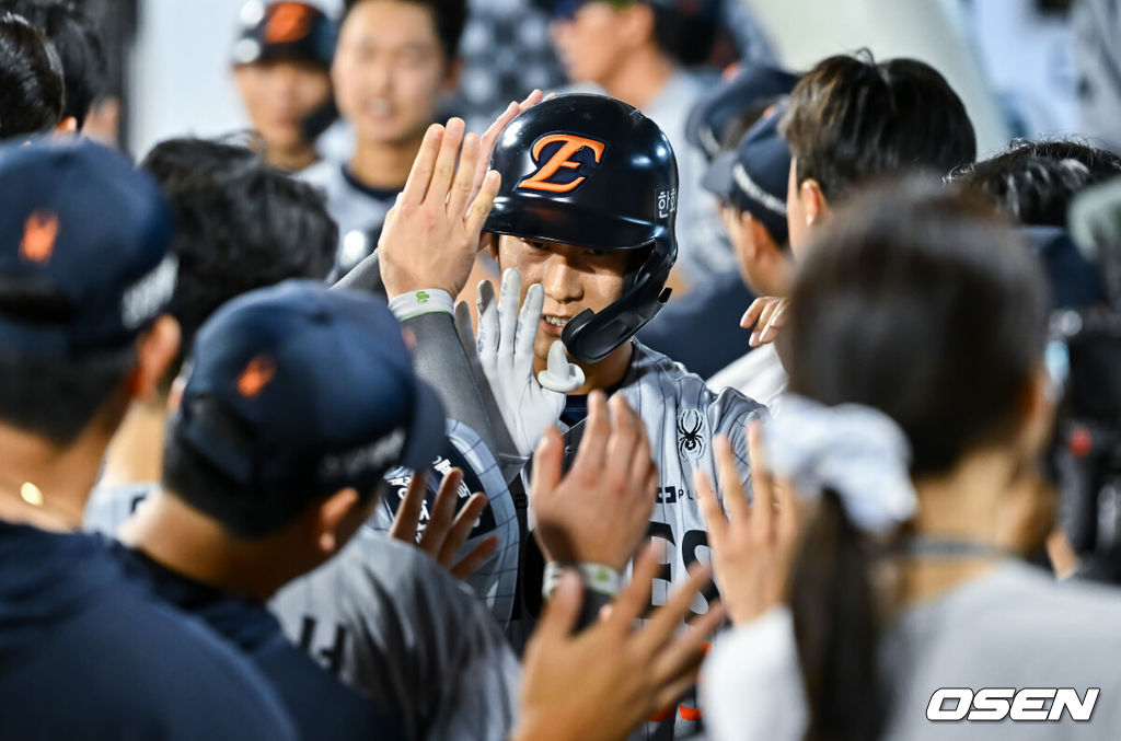 3일 오후 수원KT위즈 파크에서 2026 신한 SOL KBO리그 KT 위즈와 한화 이글스의 경기가 진행됐다.이날 KT는 고영표를, 한화는 왕옌청을 선발투수로 내세웠다.9회초 1사 1,2루 한화 대타 박정현이 3점 홈런을 날리고 동료들의 축하를 받고 있다. .      2026.09.03 / soul1014@osen.co.kr
