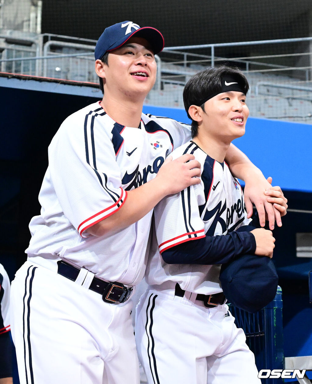 류지현 감독이 이끄는 2026 아이치·나고야 아시안게임 야구 대표팀이 15일 오후 서울 고척스카이돔에서 소집 첫 공식 훈련을 가졌다.야구 대표팀은 오는 18일 나고야로 이동한 뒤 21일 B조 조별예선 대만전, 22일 홍콩전, 23일 태국전을 치른 뒤 25일부터 26일까지 슈퍼라운드를 거쳐 27일 메달 결정전을 펼친다. 야구 대표팀 노시환과 정준재가 그라운드로 나서고 있다. 2026.09.15 / dreamer@osen.co.kr