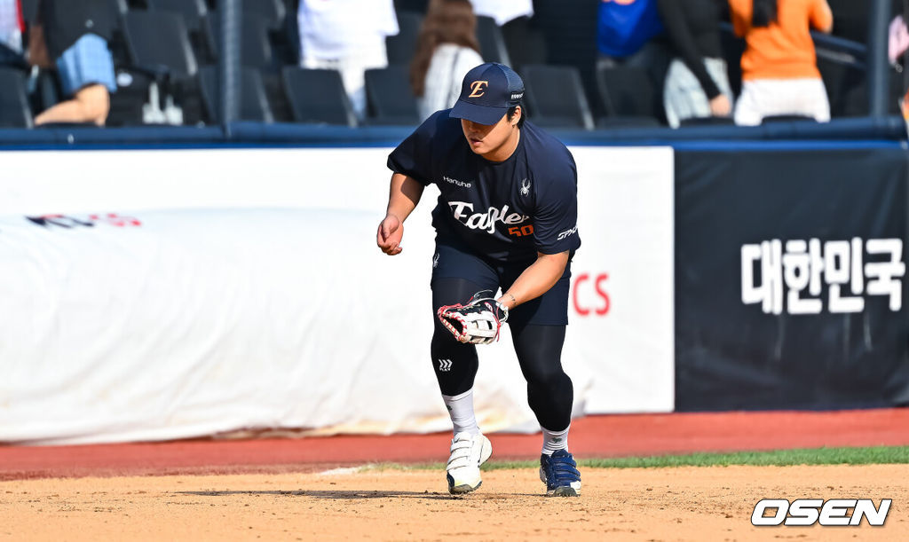 2일 오후 수원KT위즈 파크에서 2026 신한 SOL KBO리그 KT 위즈와 한화 이글스의 경기가 진행됐다.이날 KT는 소형준을, 한화는 류현진을 선발투수로 내세웠다.경기 앞서 한화 강백호가 3루 수비 훈련을 하고 있다.   2026.09.02 / soul1014@osen.co.kr