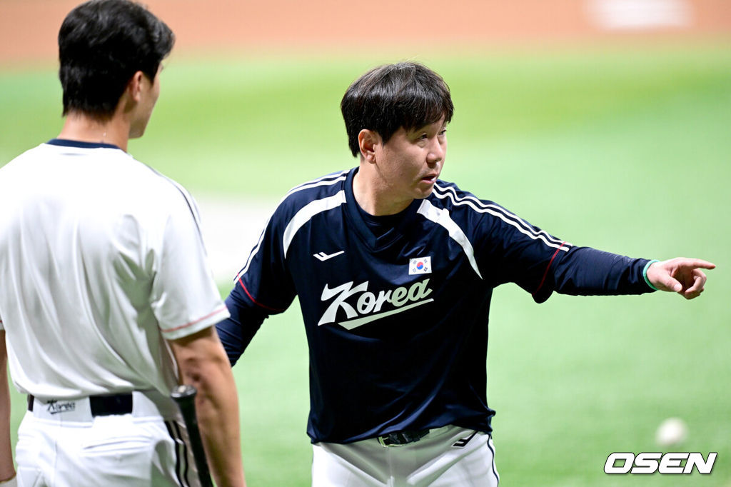 류지현 감독이 이끄는 2026 아이치·나고야 아시안게임 야구 대표팀이 15일 오후 서울 고척스카이돔에서 소집 첫 공식 훈련을 가졌다.야구 대표팀은 오는 18일 나고야로 이동한 뒤 21일 B조 조별예선 대만전, 22일 홍콩전, 23일 태국전을 치른 뒤 25일부터 26일까지 슈퍼라운드를 거쳐 27일 메달 결정전을 펼친다. 야구 대표팀 류지현 감독과 윤동희가 훈련을 펼치고 있다. 2026.09.15 / dreamer@osen.co.kr
