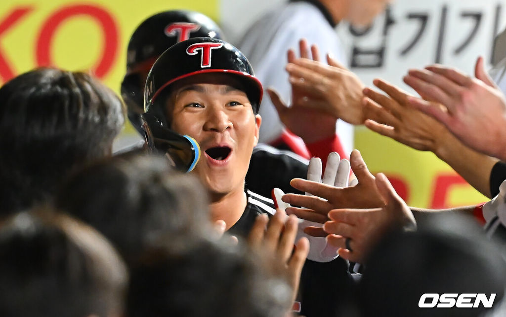 13일 대구삼성라이온즈파크에서 2026 신한 SOL KBO 리그 삼성 라이온즈와 LG 트윈스의 경기가 열렸다. 홈팀 삼성은 최원태가, 방문팀 LG는 임찬규가 선발 출전했다. LG 트윈스 오지환이 8회초 2사 3루 중월 2점 홈런을 치고 하이파이브를 하고 있다. 2026.09.13 / foto0307@osen.co.kr