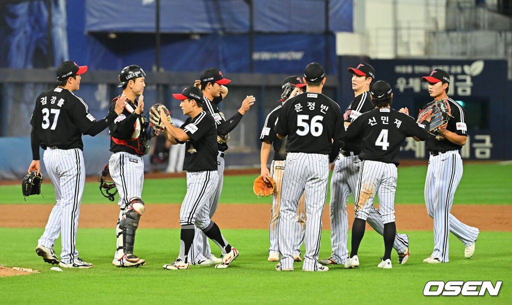 13일 대구삼성라이온즈파크에서 2026 신한 SOL KBO 리그 삼성 라이온즈와 LG 트윈스의 경기가 열렸다. 홈팀 삼성은 최원태가, 방문팀 LG는 임찬규가 선발 출전했다. LG 트윈스 선수들이 삼성 라이온즈에 13-5로 승리한 후 기쁨을 나누고 있다. 2026.09.13 / foto0307@osen.co.kr