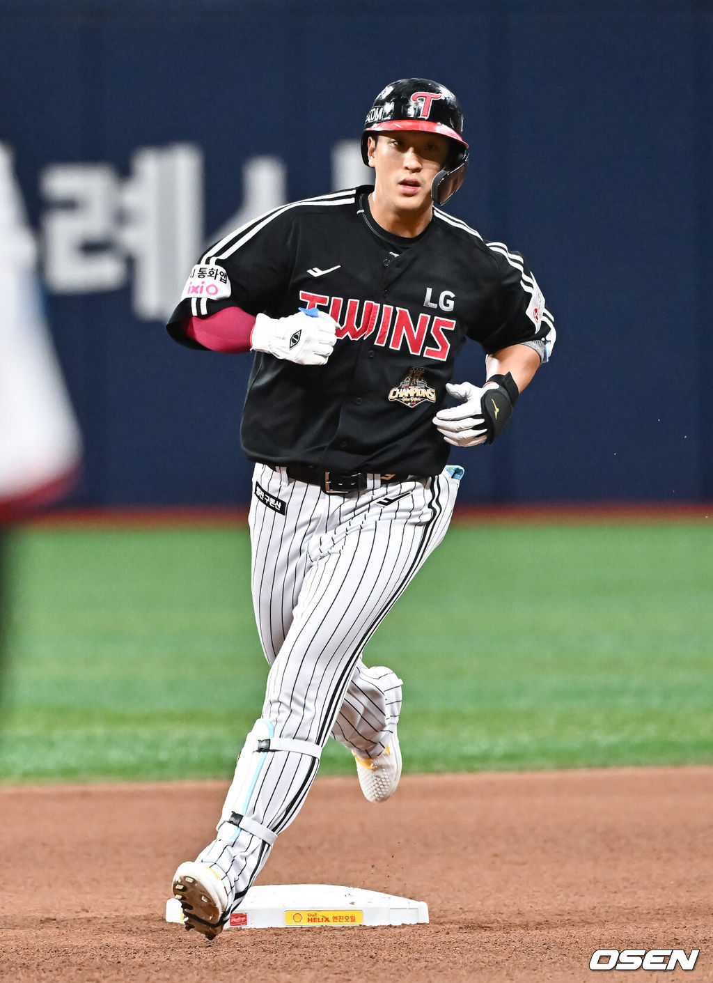 11일 오후 서울 고척스카이돔에서 2026 신한 SOL KBO리그 키움 히어로즈와 LG 트윈스의 경기가 진행됐다.이날 경기에는 키움은 안우진을, LG는 카라스코를 선발투수로 내세웠다.6회초 1사 LG 송찬의가 재역전 솔로홈런을 날리고 베이스를 돌고 있다.    2026.08.11 / soul1014@osen.co.kr