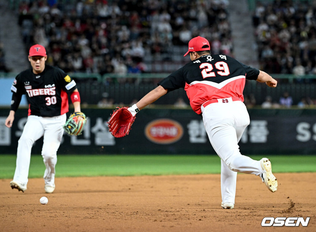 15일 인천 SSG랜더스필드에서 2026 신한은행 SOL Bank KBO리그 SSG 랜더스와 KIA 타이거즈의 경기가 열렸다.SSG는 김민준, KIA는 김태형을 선발로 내세웠다.3회말 2사 만루에서 KIA 3루수 변우혁이 SSG 에레디아 땅볼에 포구실책을 범하며 실점을 허용하고 있다. 2026.09.15 /cej@osen.co.kr