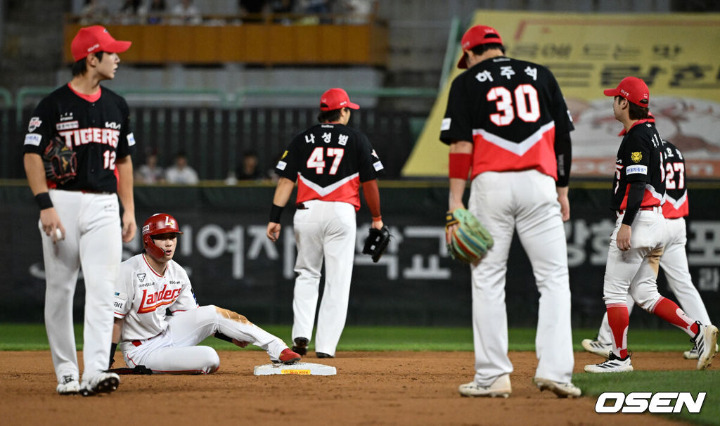 15일 인천 SSG랜더스필드에서 2026 신한은행 SOL Bank KBO리그 SSG 랜더스와 KIA 타이거즈의 경기가 열렸다.SSG는 김민준, KIA는 김태형을 선발로 내세웠다.5회말 무사 1,2루에서 SSG 김재환 땅볼 때 런다운에 걸린 최지훈이 2루 귀루에 성공하고 있다. 2026.09.15 /cej@osen.co.kr