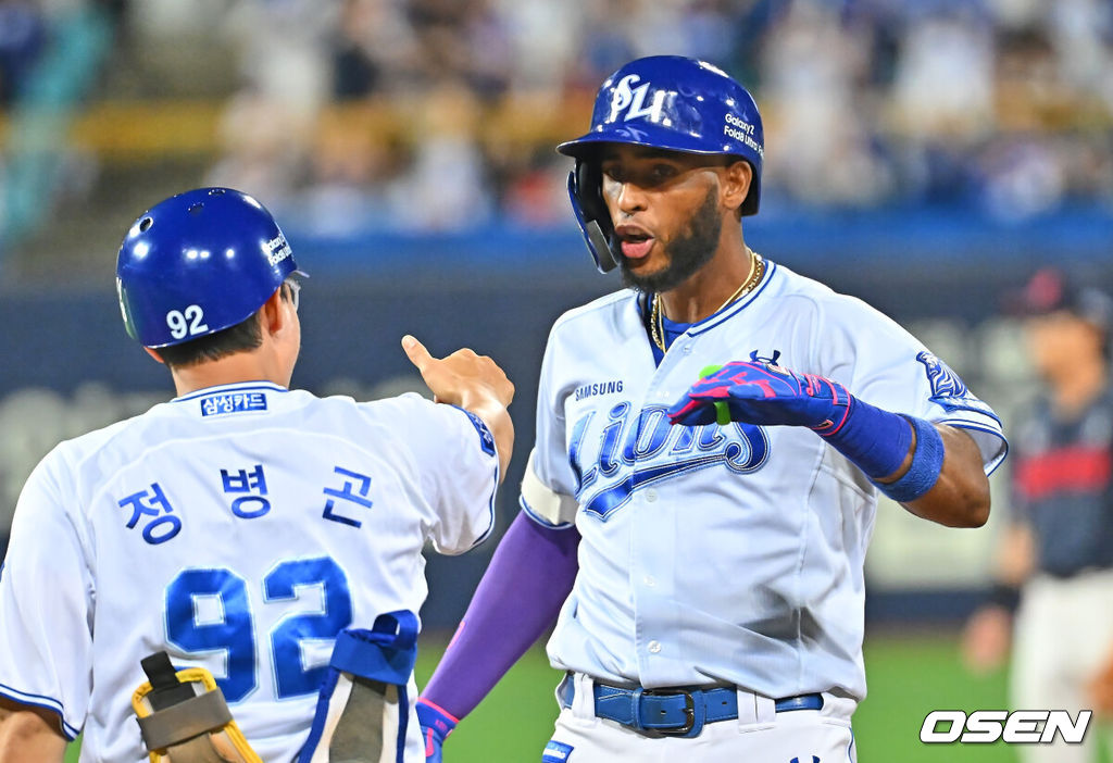 15일 대구삼성라이온즈파크에서 2026 신한 SOL KBO 리그 삼성 라이온즈와 롯데 자이언츠의 경기가 열렸다. 홈팀 삼성은 원태인이, 방문팀 롯데는 박세웅이 선발 출전했다. 삼성 라이온즈 디아즈가 8회말 2사 만루 우익수 앞 2타점 안타를 치고 기뻐하고 있다. 2026.09.15 / foto0307@osen.co.kr