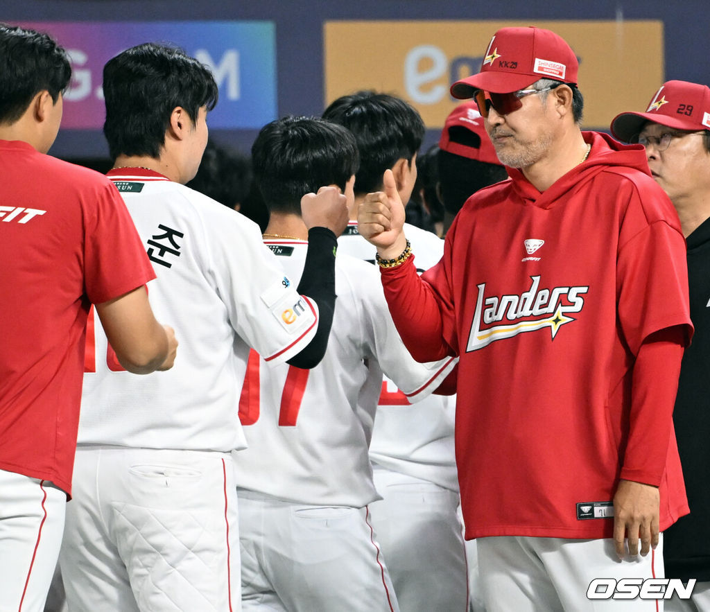 프로야구 SSG 랜더스가 KIA 타이거즈의 수비 실책이 흔들리는 틈을 놓치지 않고 역전승을 거뒀다. SSG는 15일 인천 SSG랜더스필드에서 열린 ‘2026 신한은행 SOL Bank KBO리그’ KIA 타이거즈와의 경기에서 6-3으로 승리했다. SSG 이숭용 감독이 고명준과 승리를 기뻐하고 있다. 2026.09.15 /cej@osen.co.kr