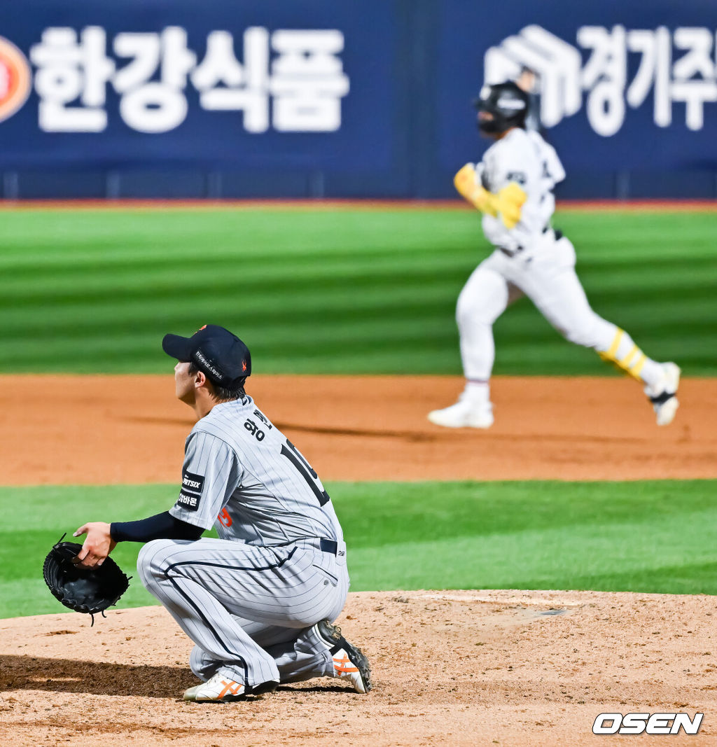 3일 오후 수원KT위즈 파크에서 2026 신한 SOL KBO리그 KT 위즈와 한화 이글스의 경기가 진행됐다.이날 KT는 고영표를, 한화는 왕옌청을 선발투수로 내세웠다.3회말 한화 선발투수 왕옌청이 KT 안현민에게 솔로홈런을 허용한뒤 마운드에 주저앉아 있다.    2026.09.03 / soul1014@osen.co.kr