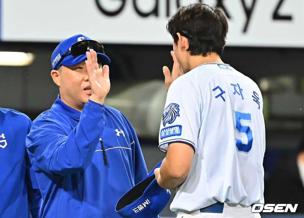 15일 대구삼성라이온즈파크에서 2026 신한 SOL KBO 리그 삼성 라이온즈와 롯데 자이언츠의 경기가 열렸다. 홈팀 삼성은 원태인이, 방문팀 롯데는 박세웅이 선발 출전했다. 삼성 라이온즈 박진만 감독이 롯데 자이언츠에 7-3으로 역전승하고 구자욱과 기쁨을 나누고 있다. 2026.09.15 / foto0307@osen.co.kr