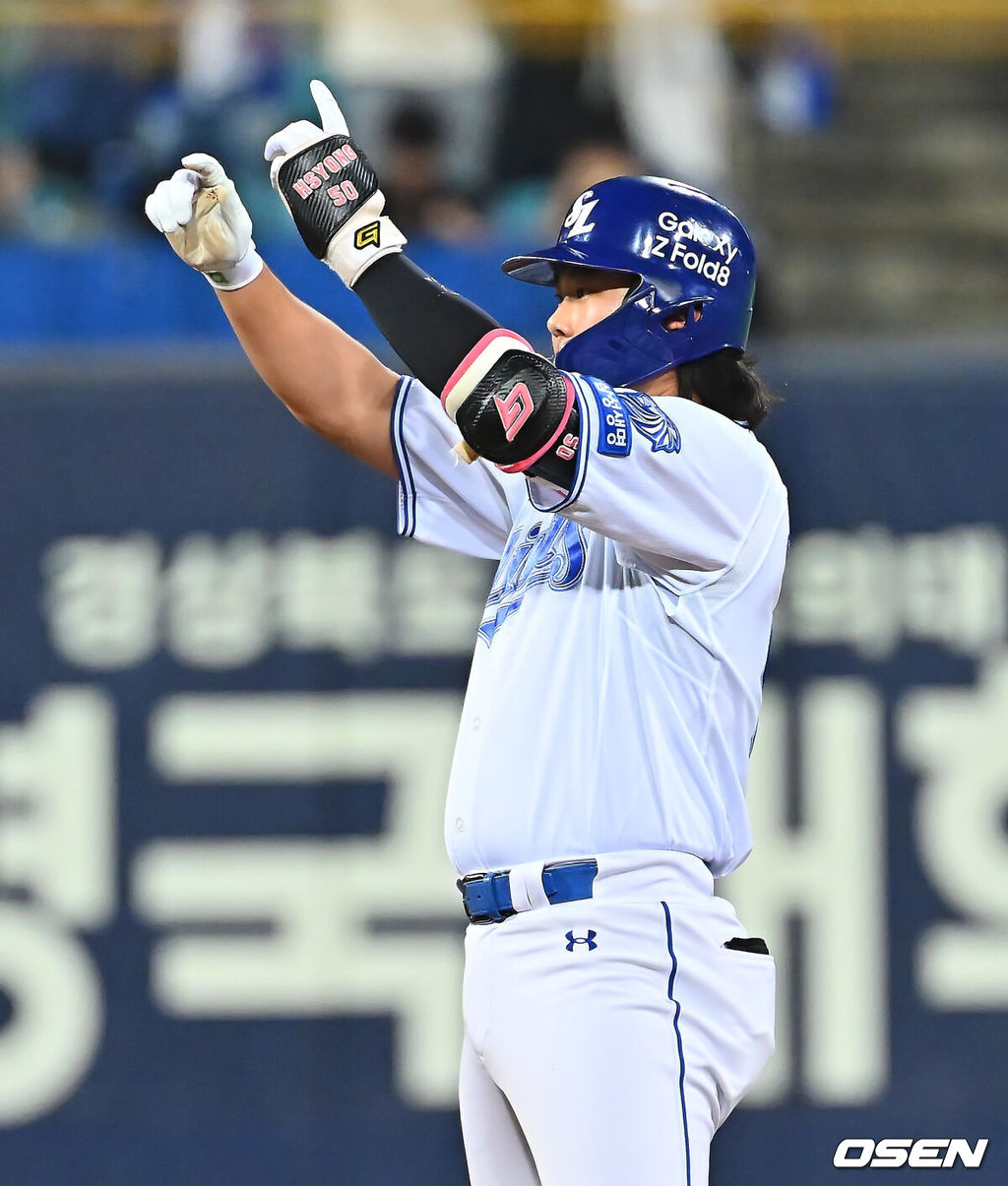 15일 대구삼성라이온즈파크에서 2026 신한 SOL KBO 리그 삼성 라이온즈와 롯데 자이언츠의 경기가 열렸다. 홈팀 삼성은 원태인이, 방문팀 롯데는 박세웅이 선발 출전했다. 삼성 라이온즈 이창용이 8회말 2사 1,2루 우익수 오른쪽 2타점 2루타를 치고 세리머니를 하고 있다. 2026.09.15 / foto0307@osen.co.kr