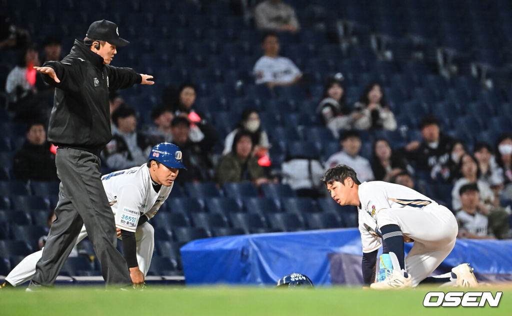 16일 창원NC파크에서 2026 신한 SOL KBO 리그 NC 다이노스와 KT 위즈의 경기가 열렸다. 홈팀 NC는 구창모가, 방문팀 KT는 사우어가 선발 출전했다. NC 다이노스 오태양이 8회말 2사 1루 신재인 타석때 투수 견제 실책으로 3루까지 진루하고 있다. 2026.04.16 / foto0307@osen.co.kr