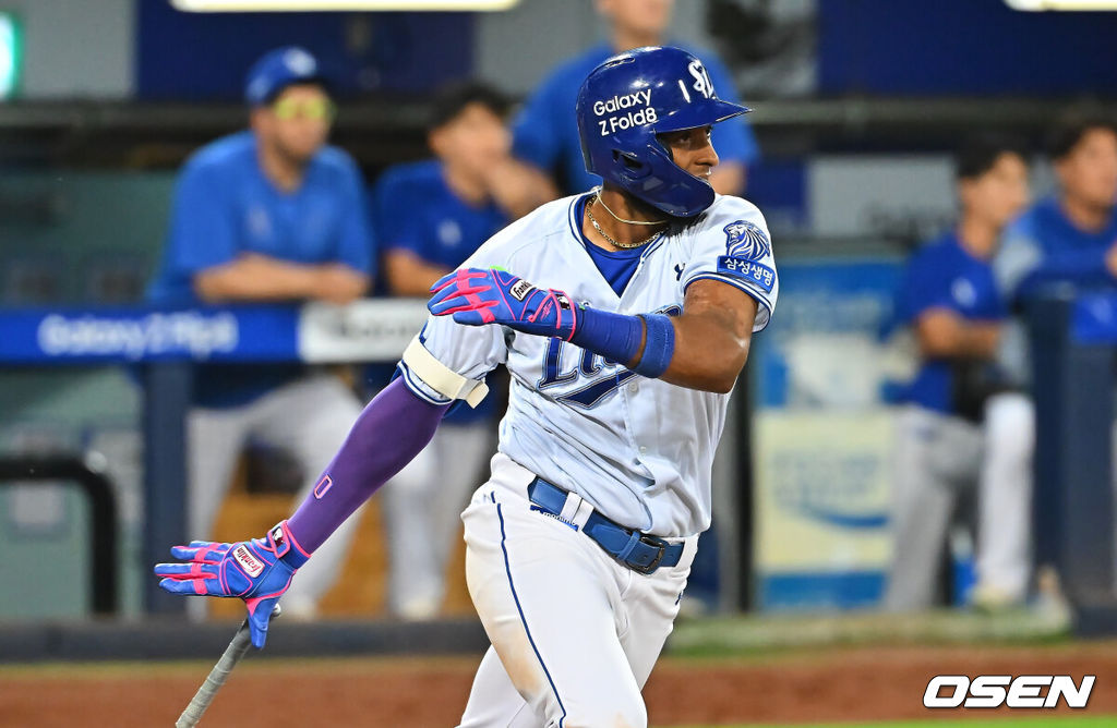 15일 대구삼성라이온즈파크에서 2026 신한 SOL KBO 리그 삼성 라이온즈와 롯데 자이언츠의 경기가 열렸다. 홈팀 삼성은 원태인이, 방문팀 롯데는 박세웅이 선발 출전했다. 삼성 라이온즈 디아즈가 8회말 2사 만루 우익수 앞 2타점 안타를 치고 있다. 2026.09.15 / foto0307@osen.co.kr