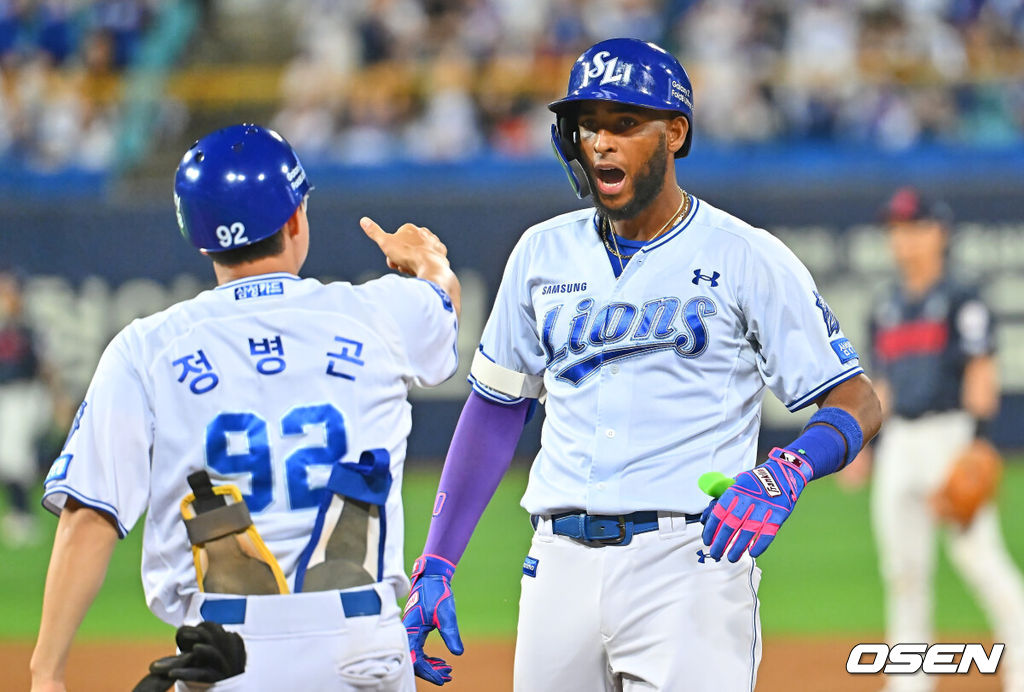 15일 대구삼성라이온즈파크에서 2026 신한 SOL KBO 리그 삼성 라이온즈와 롯데 자이언츠의 경기가 열렸다. 홈팀 삼성은 원태인이, 방문팀 롯데는 박세웅이 선발 출전했다. 삼성 라이온즈 디아즈가 8회말 2사 만루 우익수 앞 2타점 안타를 치고 기뻐하고 있다. 2026.09.15 / foto0307@osen.co.kr