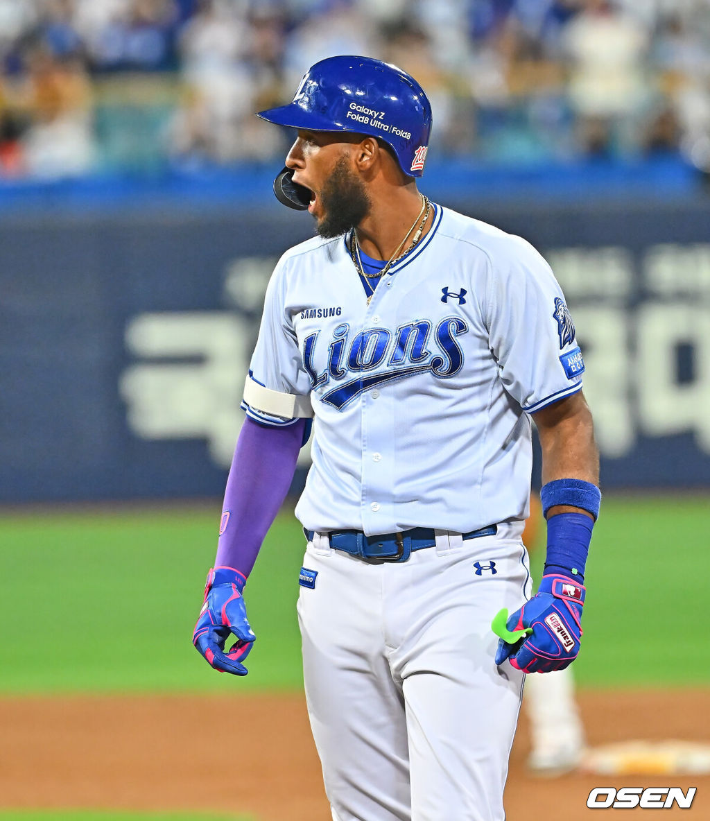 15일 대구삼성라이온즈파크에서 2026 신한 SOL KBO 리그 삼성 라이온즈와 롯데 자이언츠의 경기가 열렸다. 홈팀 삼성은 원태인이, 방문팀 롯데는 박세웅이 선발 출전했다. 삼성 라이온즈 디아즈가 8회말 2사 만루 우익수 앞 2타점 안타를 치고 기뻐하고 있다. 2026.09.15 / foto0307@osen.co.kr