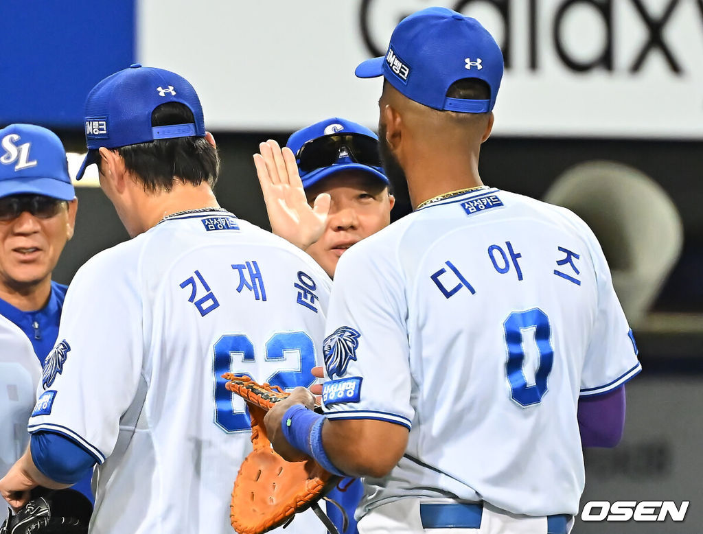 15일 대구삼성라이온즈파크에서 2026 신한 SOL KBO 리그 삼성 라이온즈와 롯데 자이언츠의 경기가 열렸다. 홈팀 삼성은 원태인이, 방문팀 롯데는 박세웅이 선발 출전했다. 삼성 라이온즈 박진만 감독이 롯데 자이언츠에 7-3으로 역전승하고 디아즈와 기쁨을 나누고 있다. 2026.09.15 / foto0307@osen.co.kr