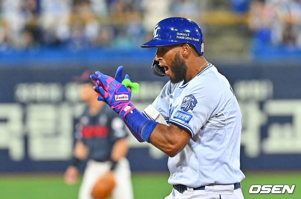 15일 대구삼성라이온즈파크에서 2026 신한 SOL KBO 리그 삼성 라이온즈와 롯데 자이언츠의 경기가 열렸다. 홈팀 삼성은 원태인이, 방문팀 롯데는 박세웅이 선발 출전했다. 삼성 라이온즈 디아즈가 8회말 2사 만루 우익수 앞 2타점 안타를 치고 기뻐하고 있다. 2026.09.15 / foto0307@osen.co.kr