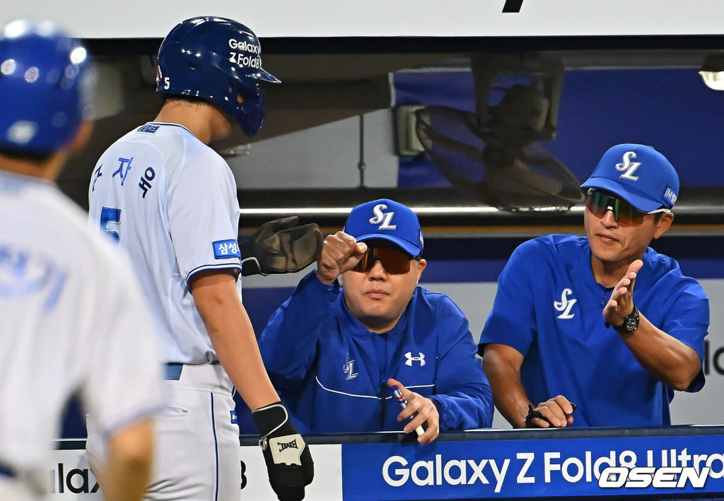 15일 대구삼성라이온즈파크에서 2026 신한 SOL KBO 리그 삼성 라이온즈와 롯데 자이언츠의 경기가 열렸다. 홈팀 삼성은 원태인이, 방문팀 롯데는 박세웅이 선발 출전했다. 삼성 라이온즈 구자욱이 3회말 1사 1,2루 류지혁의 중견수 앞 1타점 안타때 득점을 올리고 박진만 감독과 하이파이브를 하고 있다. 2026.09.15 / foto0307@osen.co.kr