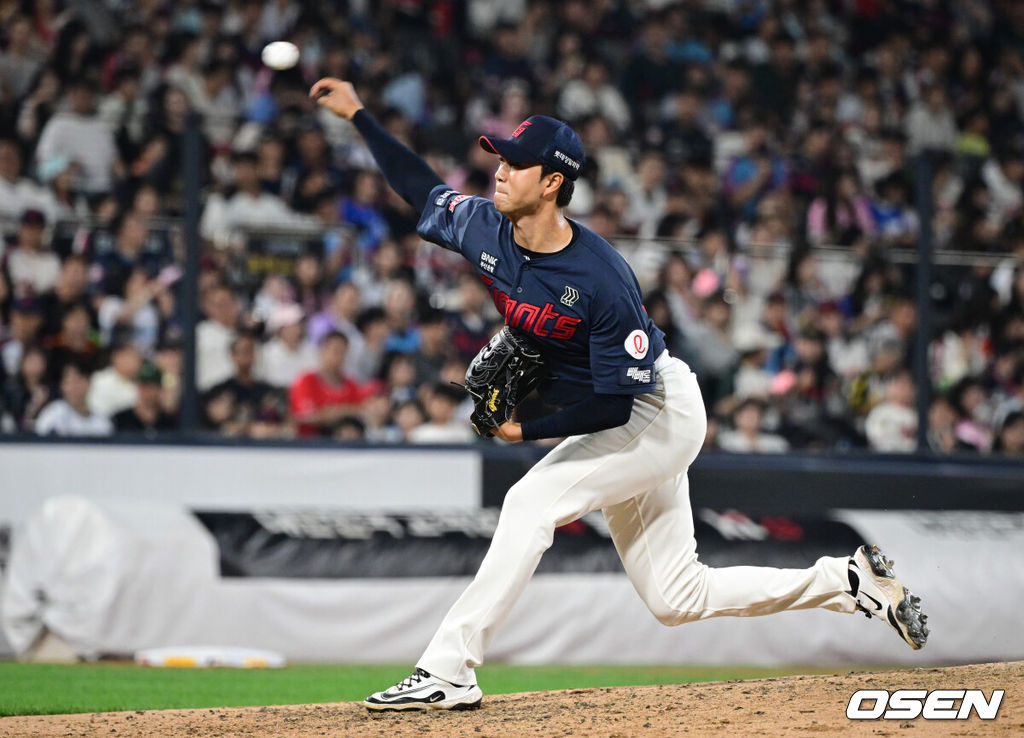 13일 수원 KT위즈파크에서 2026 신한 SOL KBO리그 KT 위즈와 롯데 자이언츠의 경기가 열렸다.이날 KT는 소형준, 롯데는 나균안을 선발로 내세웠다.7회말 롯데 윤성빈이 역투하고 있다. 2026.09.13 /cej@osen.co.kr