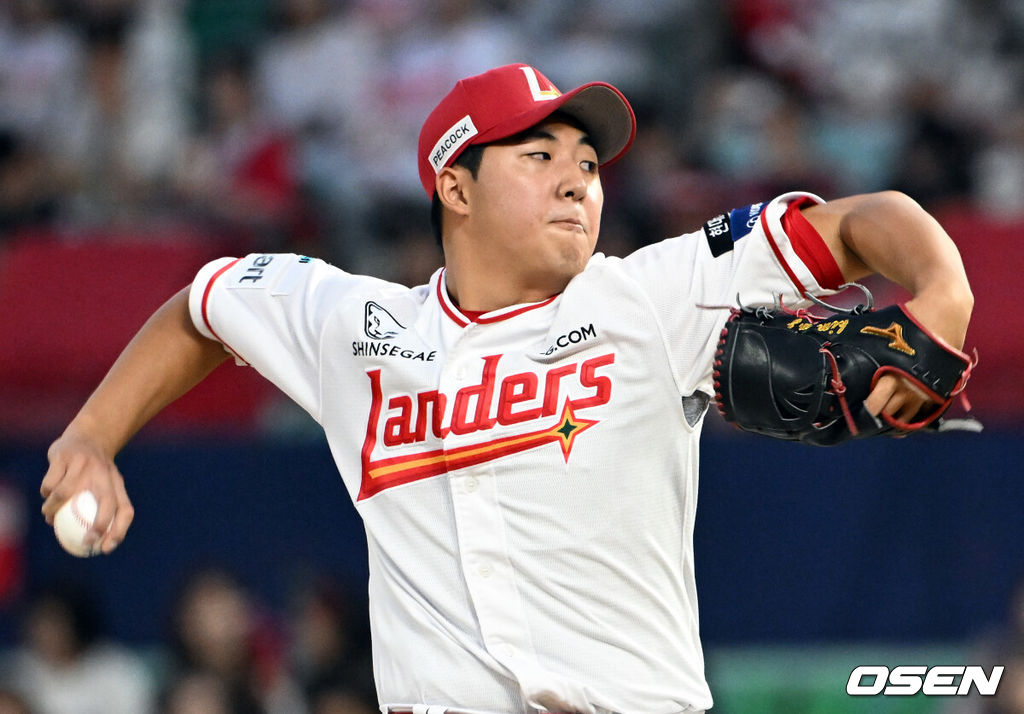 15일 인천 SSG랜더스필드에서 2026 신한은행 SOL Bank KBO리그 SSG 랜더스와 KIA 타이거즈의 경기가 열렸다.SSG는 김민준, KIA는 김태형을 선발로 내세웠다.1회초 SSG 선발 김민준이 역투하고 있다. 2026.09.15 /cej@osen.co.kr