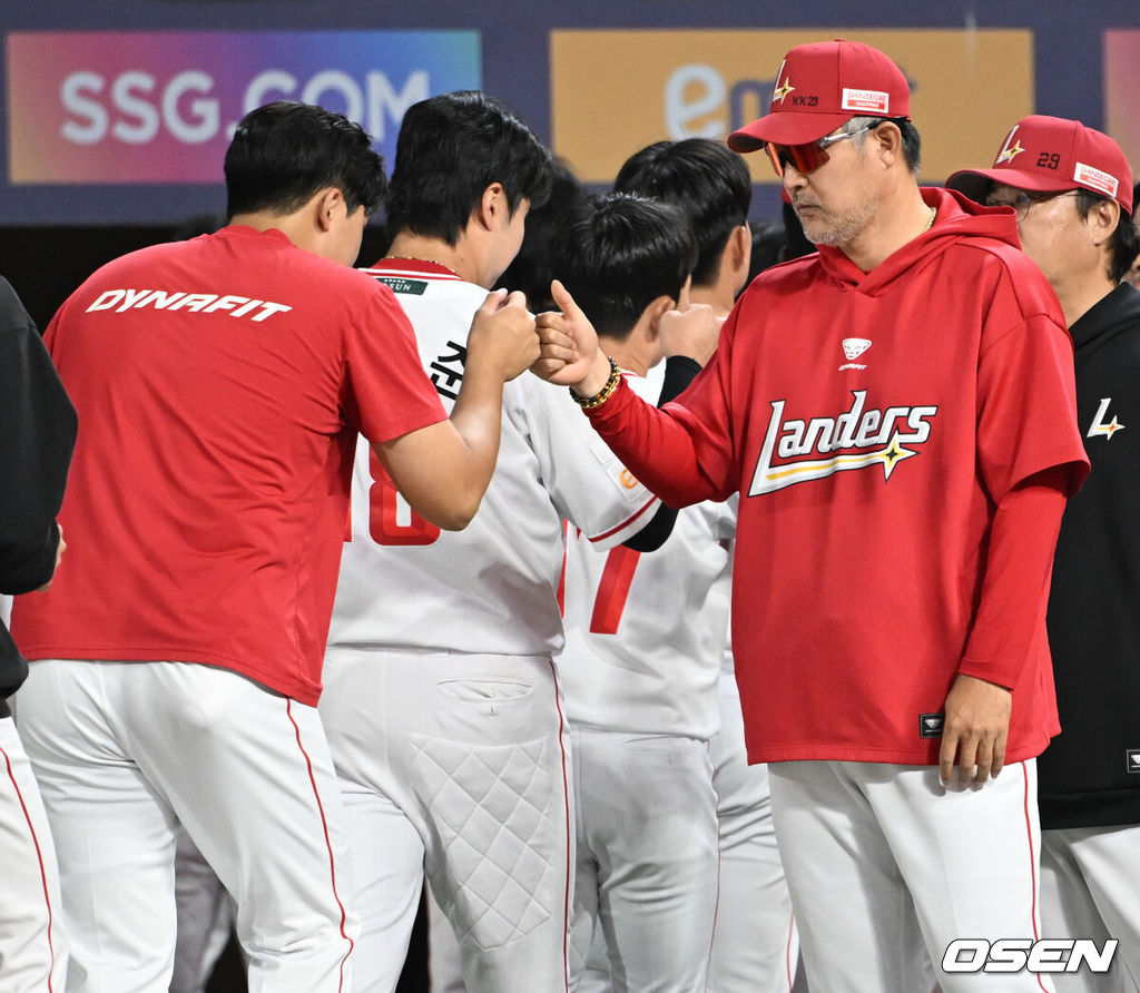 프로야구 SSG 랜더스가 KIA 타이거즈의 수비 실책이 흔들리는 틈을 놓치지 않고 역전승을 거뒀다. SSG는 15일 인천 SSG랜더스필드에서 열린 ‘2026 신한은행 SOL Bank KBO리그’ KIA 타이거즈와의 경기에서 6-3으로 승리했다. SSG 이숭용 감독이 김민준과 승리를 기뻐하고 있다. 2026.09.15 /cej@osen.co.kr