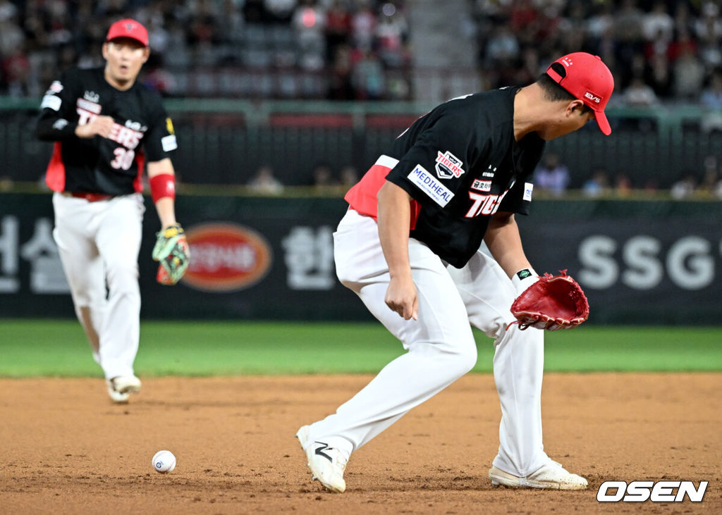 15일 인천 SSG랜더스필드에서 2026 신한은행 SOL Bank KBO리그 SSG 랜더스와 KIA 타이거즈의 경기가 열렸다.SSG는 김민준, KIA는 김태형을 선발로 내세웠다.3회말 2사 만루에서 KIA 3루수 변우혁이 SSG 에레디아 땅볼에 포구실책을 범하며 실점을 허용하고 있다. 2026.09.15 /cej@osen.co.kr