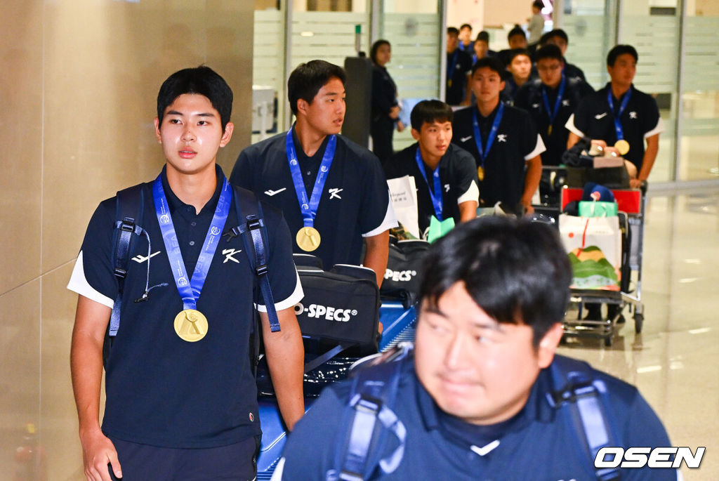 정윤진(덕수고) 감독이 이끄는 한국 18세 이하(U18) 야구대표팀이 14일 오후 인천국제공항을 통해 입국했다.U18 야구대표팀은 지난 13일 대만 타이베이돔에서 열린 제14회 아시아청소년야구선수권대회 결승전에서 일본을 2-0으로 제압, 8년 만이자 통산 6번째 우승을 차지했다.U18 야구대표팀 하현승이 입국하고 있다 . 2026.09.14 / soul1014@osen.co.kr