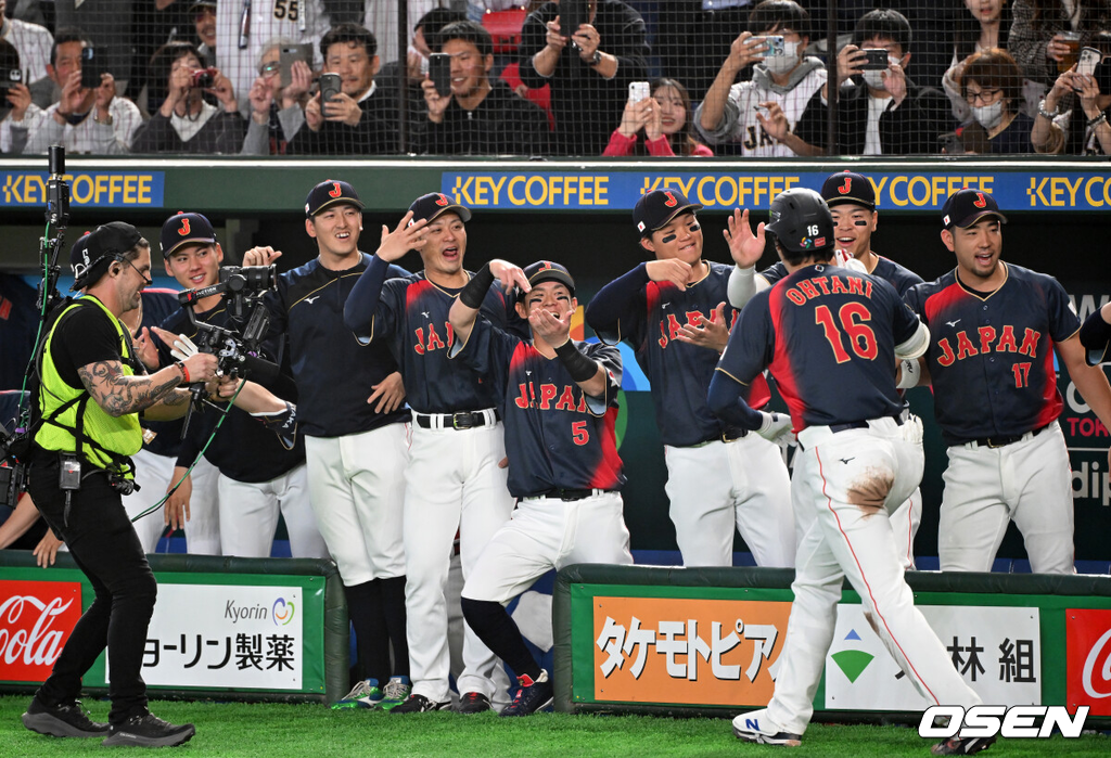 6일 일본 도쿄돔에서 월드베이스볼클래식(WBC) 조별리그 C조 일본과 대만의 경기가 열렸다.일본은 야마모토 요시노부, 대만은 쩡하오쥔을 선발로 내세웠다.2회초 1사 만루에서 일본 오타니 쇼헤이가 만루 홈런을 치고 더그아웃에서 동료들과 환호하고 있다. 2026.03.06 /spjj@osen.co.kr
