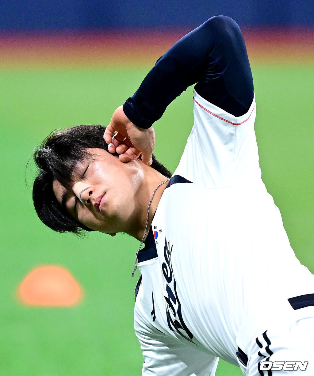 류지현 감독이 이끄는 2026 아이치·나고야 아시안게임 야구 대표팀이 15일 오후 서울 고척스카이돔에서 소집 첫 공식 훈련을 가졌다.야구 대표팀은 오는 18일 나고야로 이동한 뒤 21일 B조 조별예선 대만전, 22일 홍콩전, 23일 태국전을 치른 뒤 25일부터 26일까지 슈퍼라운드를 거쳐 27일 메달 결정전을 펼친다. 야구 대표팀 김도영이 스트레칭으로 몸을 풀고 있다. 2026.09.15 / dreamer@osen.co.kr