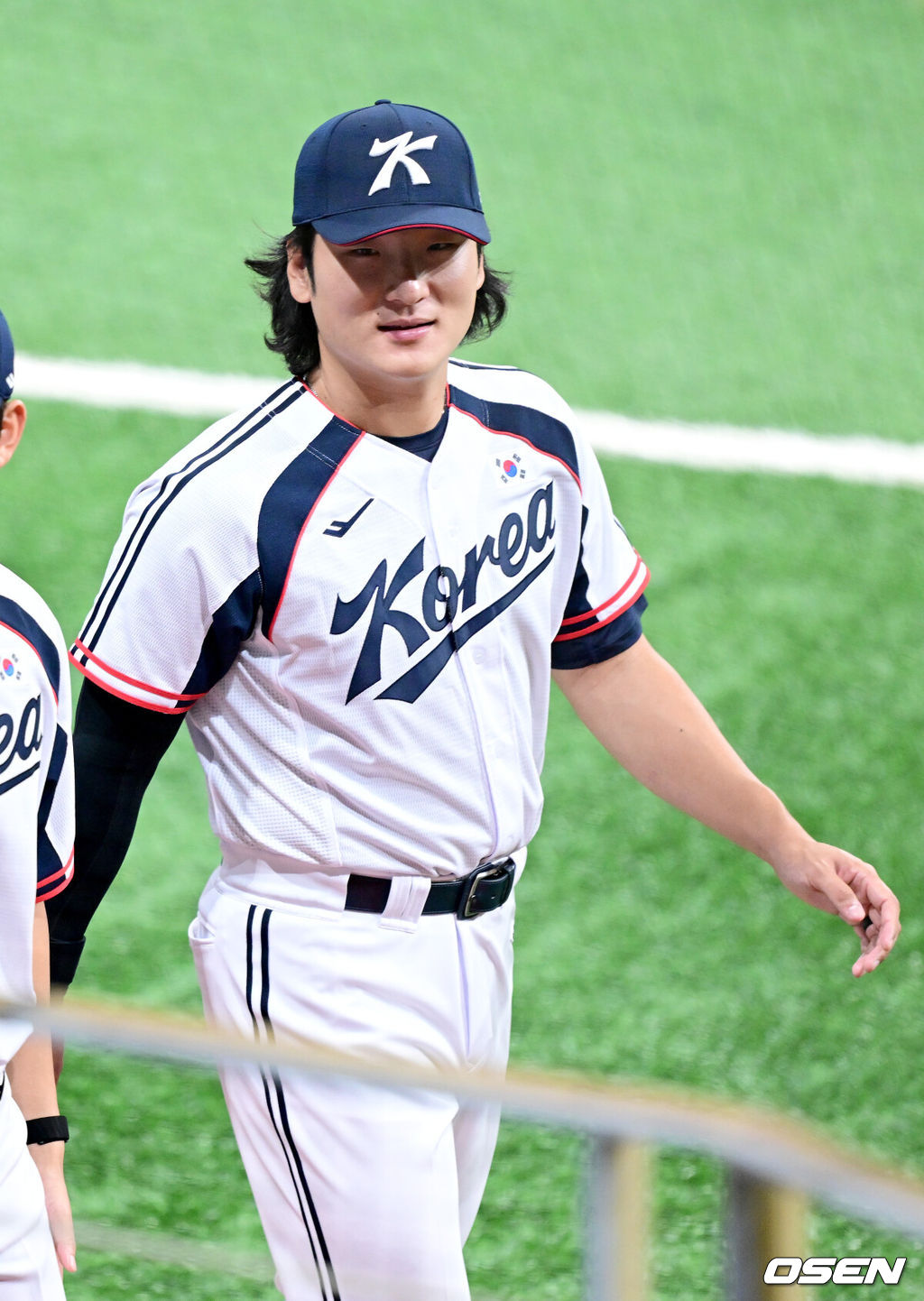 류지현 감독이 이끄는 2026 아이치·나고야 아시안게임 야구 대표팀이 15일 오후 서울 고척스카이돔에서 소집 첫 공식 훈련을 가졌다.야구 대표팀은 오는 18일 나고야로 이동한 뒤 21일 B조 조별예선 대만전, 22일 홍콩전, 23일 태국전을 치른 뒤 25일부터 26일까지 슈퍼라운드를 거쳐 27일 메달 결정전을 펼친다. 야구 대표팀 곽빈이 웜업을 마치고 이동하고 있다. 2026.09.15 / dreamer@osen.co.kr