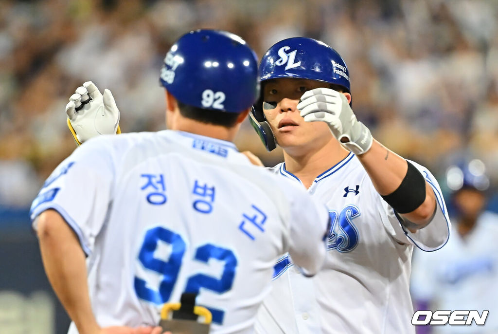 15일 대구삼성라이온즈파크에서 2026 신한 SOL KBO 리그 삼성 라이온즈와 롯데 자이언츠의 경기가 열렸다. 홈팀 삼성은 원태인이, 방문팀 롯데는 박세웅이 선발 출전했다. 삼성 라이온즈 류지혁이 3회말 1사 1,2루 중견수 앞 1타점 안타를 치고 하이파이브를 하고 있다. 2026.09.15 / foto0307@osen.co.kr