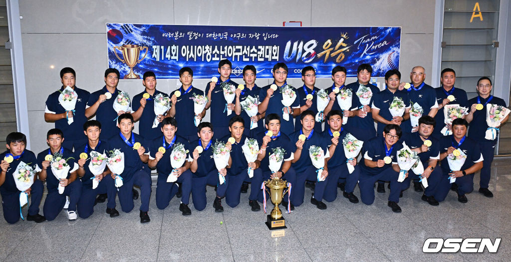  정윤진(덕수고) 감독이 이끄는 한국 18세 이하(U18) 야구대표팀이 14일 오후 인천국제공항을 통해 입국했다.U18 야구대표팀은 지난 13일 대만 타이베이돔에서 열린 제14회 아시아청소년야구선수권대회 결승전에서 일본을 2-0으로 제압, 8년 만이자 통산 6번째 우승을 차지했다.U18 야구대표팀이 해단식을 갖고 포즈를 취하고 있다.  2026.09.14 / soul1014@osen.co.kr