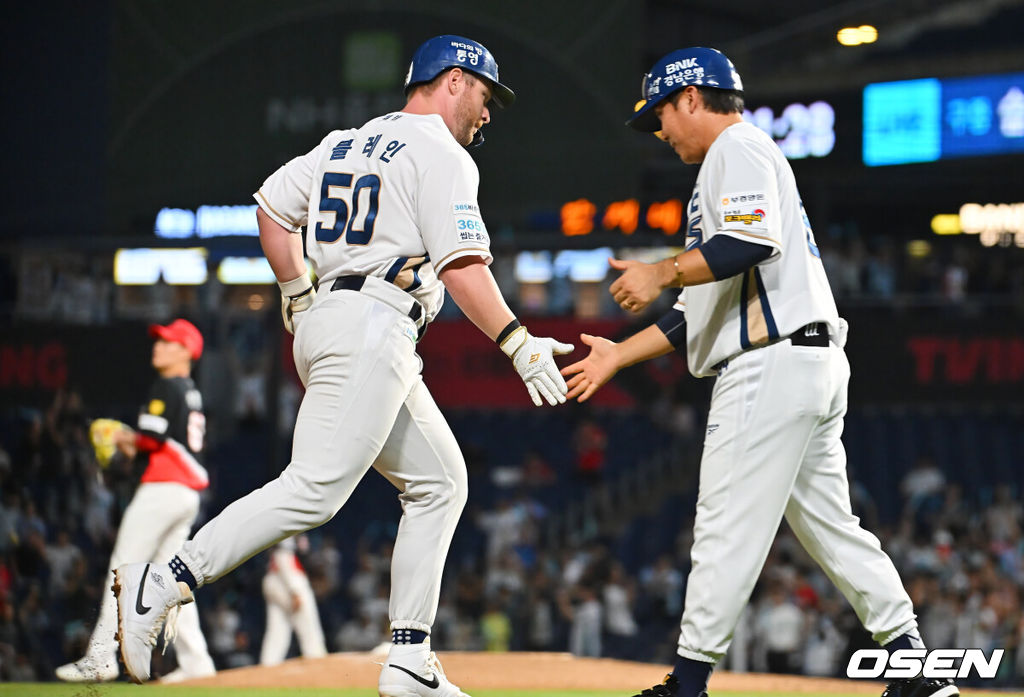 1일 창원NC파크에서 2026 신한 SOL KBO 리그 NC 다이노스와 KIA 타이거즈의 경기가 열렸다. 홈팀 NC는 구창모가, 방문팀 KIA는 네일이 선발 출전했다. NC 다이노스 블레인이 7회말 2사 만루 좌월 만루 홈런을 치고 하이파이브를 하고 있다. 2026.09.01 / foto0307@osen.co.kr