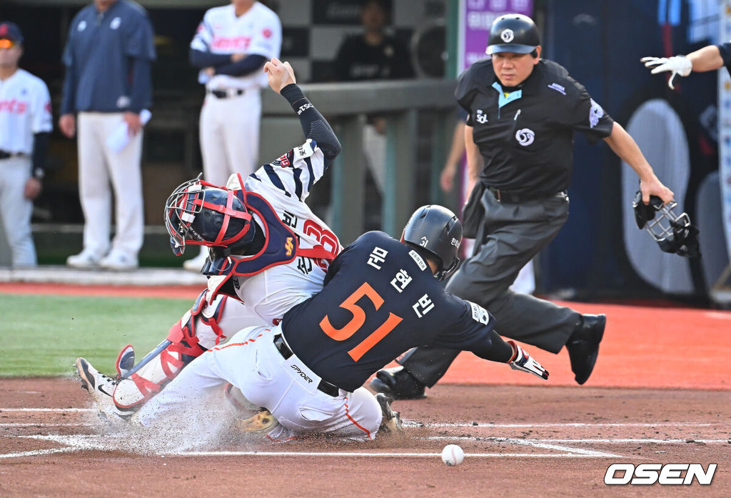 5일 부산 사직야구장에서 2026 신한 SOL KBO 리그 롯데 자이언츠와 한화 이글스의 경기가 열렸다. 홈팀 롯데는 나균안이, 방문팀 한화는 황준서가 선발 출전했다.한화 이글스 문현빈이 1회초 1사 1,3루 강백호의 우중간 2타점 2루타때 득점을 올리며 롯데 자이언츠 손성빈과 충돌하고 있다. 2026.09.05 / foto0307@osen.co.kr