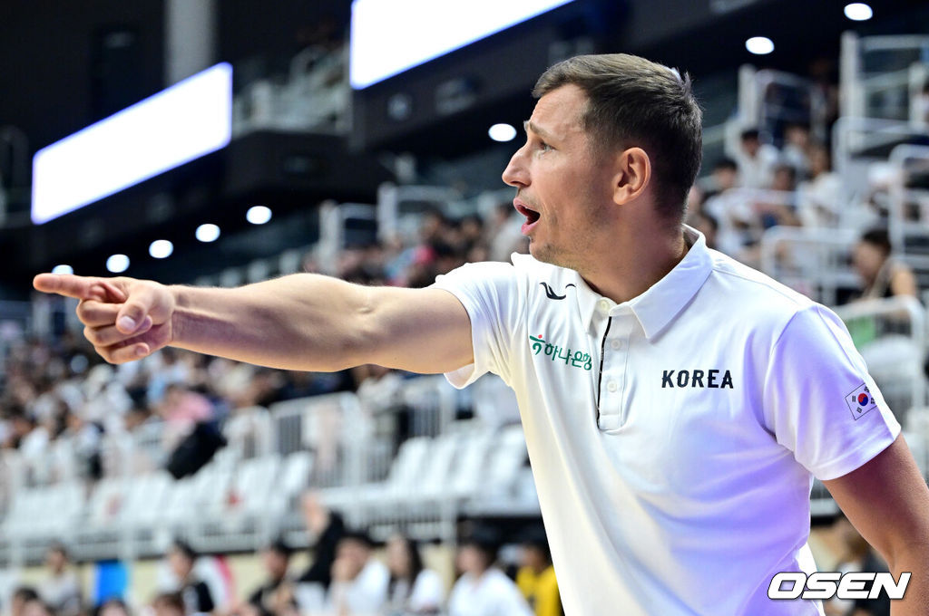 대한민국 남자농구 대표팀이 31일 오후 경기도 수원 KT 소닉붐 아레나에서 ‘2027 FIBA 농구 월드컵 아시아 예선’ F조 윈도우4 사우디아라비아와 맞대결을 펼쳤다.이번 월드컵 예선에서 3승 4패를 기록 중인 한국은 남은 경기에서 최대한 승수를 챙겨야 월드컵 본선 티켓을 따낼 수 있는 힘든 상황에 놓였다.2쿼터, 한국 니콜라이스 마줄스 감독이 작전 지시를 내리고 있다. 2026.08.31 / dreamer@osen.co.kr