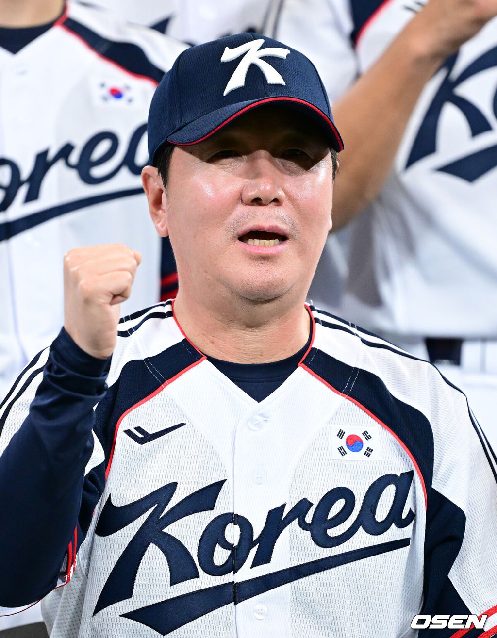 류지현 감독이 이끄는 2026 아이치·나고야 아시안게임 야구 대표팀이 15일 오후 서울 고척스카이돔에서 소집 첫 공식 훈련을 가졌다.야구 대표팀은 오는 18일 나고야로 이동한 뒤 21일 B조 조별예선 대만전, 22일 홍콩전, 23일 태국전을 치른 뒤 25일부터 26일까지 슈퍼라운드를 거쳐 27일 메달 결정전을 펼친다. 야구 대표팀 류지현 감독이 기념촬영을 하고 있다. 2026.09.15 / dreamer@osen.co.kr