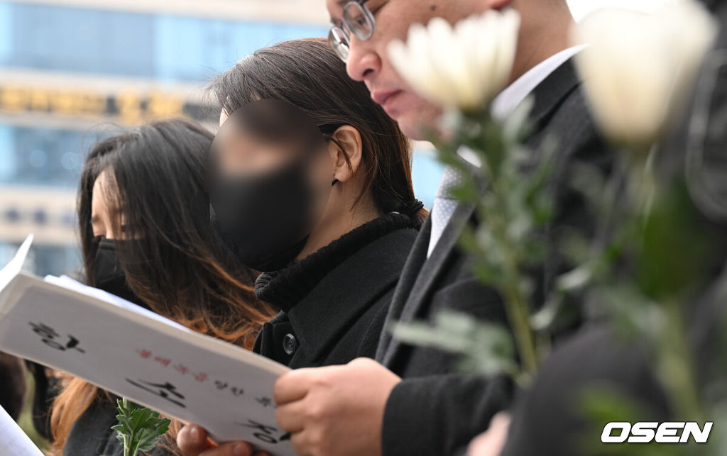 웹툰작가 주호민으로부터 아동 학대 혐의로 고소를 당해 선고 유예 판결을 받은 특수교사 A씨가 6일 경기도 수원시 영통구 수원지방법원에서 기자회견을 열었다. 1심 법원은 지난 1일 A씨에게 벌금 200만원의 선고를 유예했다.특수교사 A씨가 기자회견에서 입장문을 읽고 있다. 2024.02.06 /cej@osen.co.kr