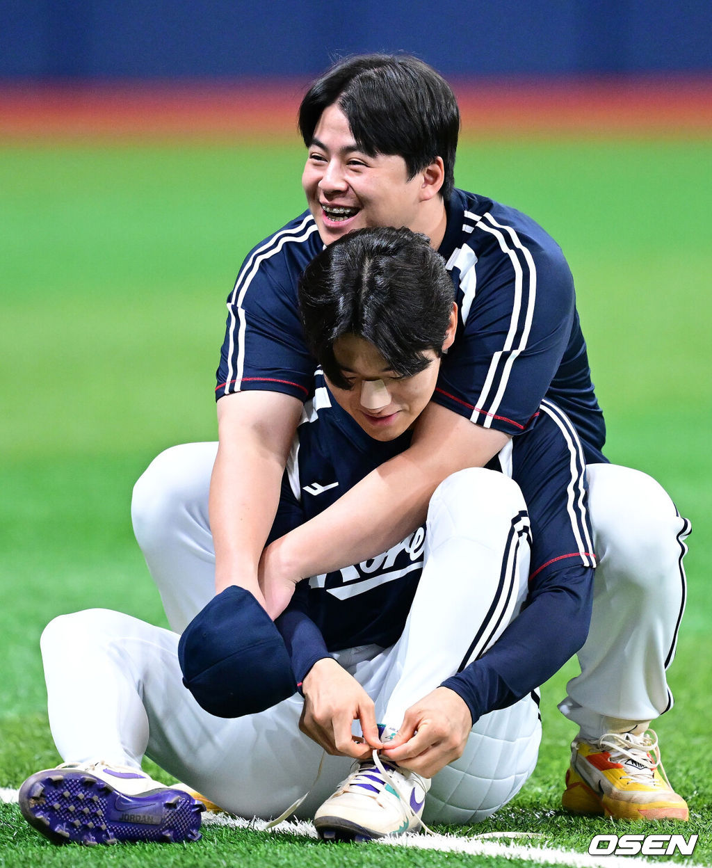 류지현 감독이 이끄는 2026 아이치·나고야 아시안게임 야구 대표팀이 16일 오후 서울 고척스카이돔에서 훈련을 가졌다.야구 대표팀은 오는 18일 나고야로 이동한 뒤 21일 B조 조별예선 대만전, 22일 홍콩전, 23일 태국전을 치른 뒤 25일부터 26일까지 슈퍼라운드를 거쳐 27일 메달 결정전을 펼친다. 야구 대표팀 노시환과 김도영이 훈련을 준비하며 인사를 나누고 있다. 2026.09.16 / dreamer@osen.co.kr