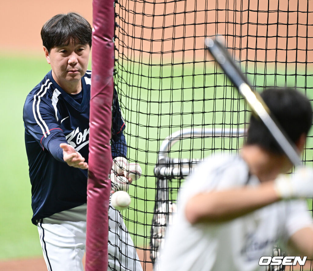 류지현 감독이 이끄는 2026 아이치·나고야 아시안게임 야구 대표팀이 15일 오후 서울 고척스카이돔에서 소집 첫 공식 훈련을 가졌다.야구 대표팀은 오는 18일 나고야로 이동한 뒤 21일 B조 조별예선 대만전, 22일 홍콩전, 23일 태국전을 치른 뒤 25일부터 26일까지 슈퍼라운드를 거쳐 27일 메달 결정전을 펼친다. 야구 대표팀 류지현 감독이 윤동희에게 배팅볼을 올려주고 있다. 2026.09.15 / dreamer@osen.co.kr