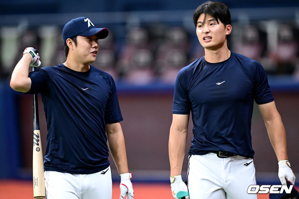 류지현 감독이 이끄는 2026 아이치·나고야 아시안게임 야구 대표팀이 16일 오후 서울 고척스카이돔에서 훈련을 가졌다.야구 대표팀은 오는 18일 나고야로 이동한 뒤 21일 B조 조별예선 대만전, 22일 홍콩전, 23일 태국전을 치른 뒤 25일부터 26일까지 슈퍼라운드를 거쳐 27일 메달 결정전을 펼친다. 야구 대표팀 박준순과 윤동희가 타격 훈련을 마친 뒤 발걸음을 옮기고 있다. 2026.09.16 / dreamer@osen.co.kr