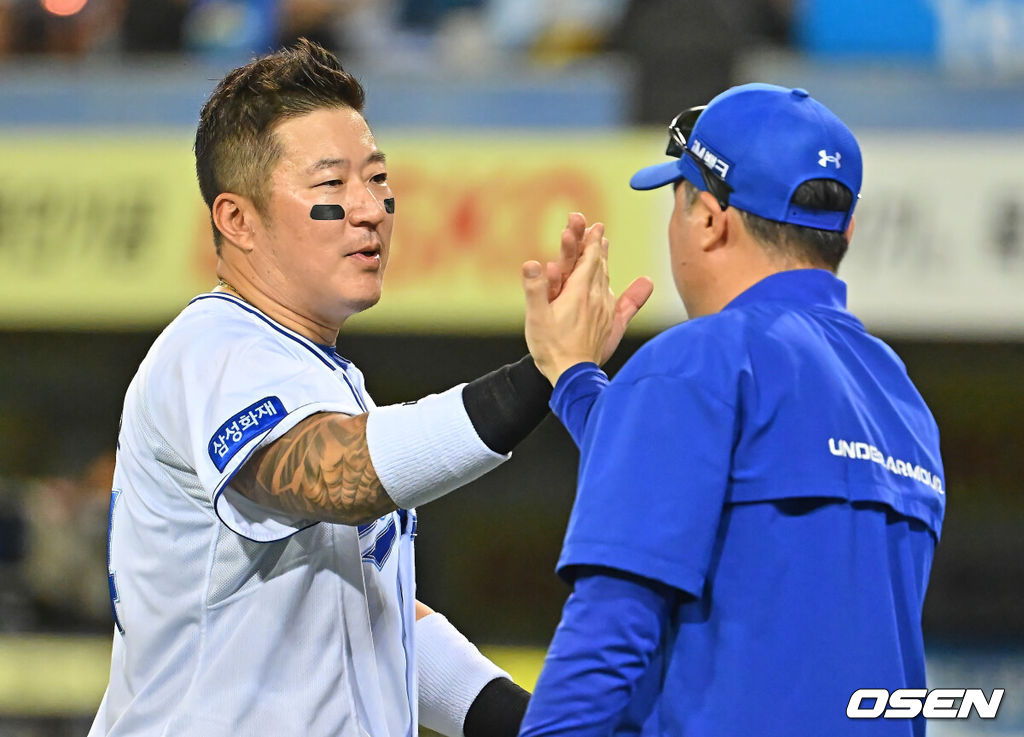 7일 대구삼성라이온즈파크에서 2026 신한 SOL KBO 리그 삼성 라이온즈와 LG 트윈스의 경기가 열렸다. 홈팀 삼성은 후라도가, 방문팀 LG는 톨허스트가 선발 출전했다. KBO리그 최초 1800 타점 기록을 세운 삼성 라이온즈 최형우가 LG 트윈스에 9-2로 승리한 후 박진만 감독과 하이파이브를 하고 있다. 2026.07.07 / foto0307@osen.co.kr