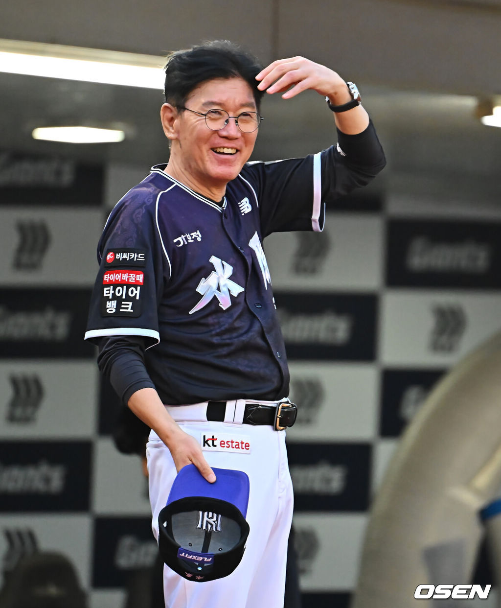 10일 부산 사직야구장에서 2026 신한 SOL KBO 리그 롯데 자이언츠와 KT 위즈의 경기가 열렸다. 홈팀 롯데는 비슬리가, 방문팀 KT는 배제성이 선발 출전했다.KT 위즈 이강철 감독이 600승을 앞두고 롯데 더그아웃을 보며 인사하고 있다. 2026.09.10 / foto0307@osen.co.kr