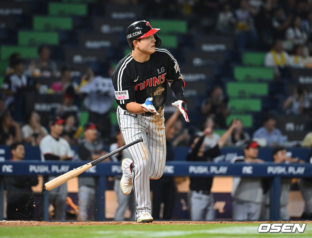 16일 창원NC파크에서 2026 신한 SOL KBO 리그 NC 다이노스와 LG 트윈스의 경기가 열렸다. 홈팀 NC는 클레빈저가, 방문팀 LG는 박시원이 선발 출전했다. LG 트윈스 문정빈이 5회초 1사 만루 중견수 희생 플라이를 치고 있다. 2026.09.16 / foto0307@osen.co.kr