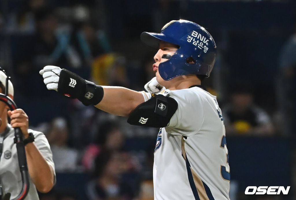 16일 창원NC파크에서 2026 신한 SOL KBO 리그 NC 다이노스와 LG 트윈스의 경기가 열렸다. 홈팀 NC는 클레빈저가, 방문팀 LG는 박시원이 선발 출전했다. NC 다이노스 박건우가 4회말 2사 1루 중월 역전 2점 홈런을 치고 세리머니를 하고 있다. 2026.09.16 / foto0307@osen.co.kr