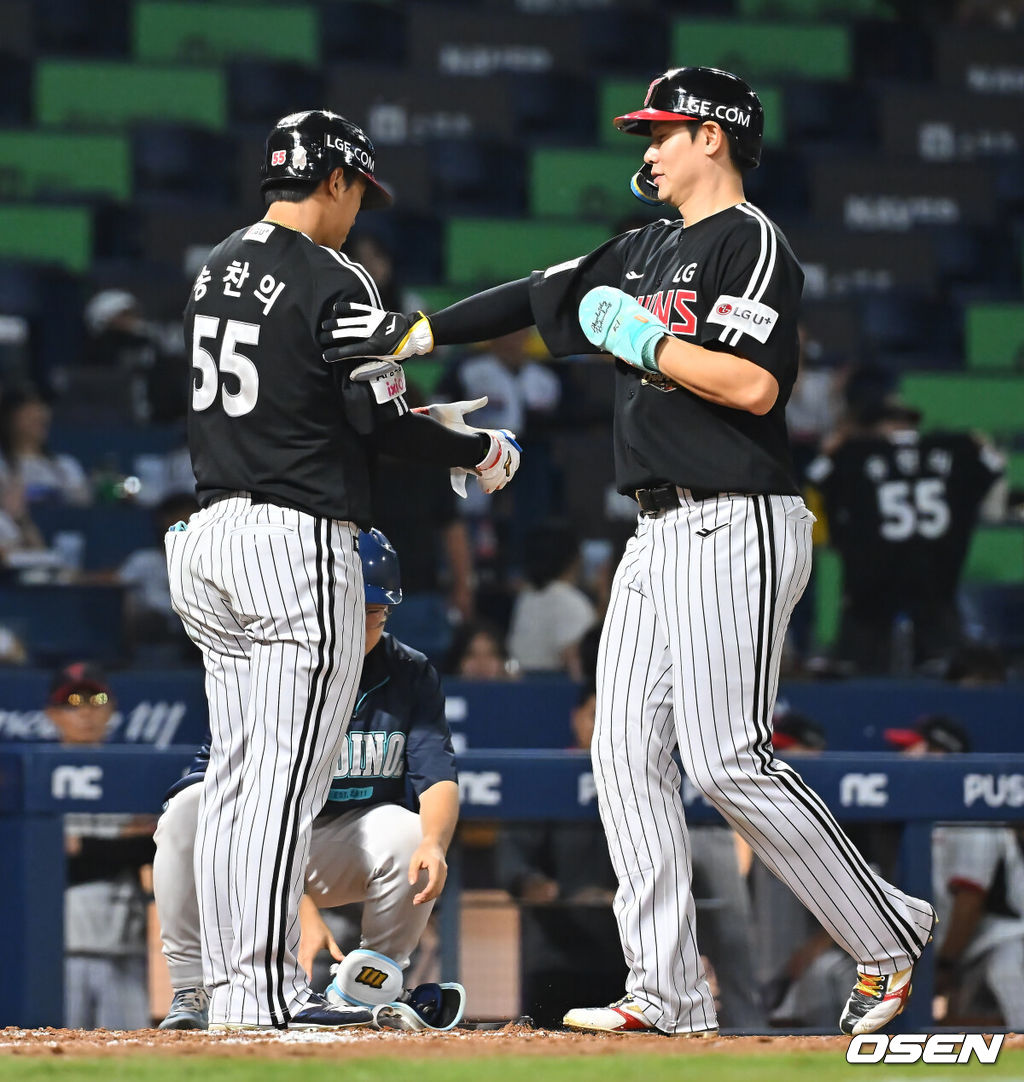 16일 창원NC파크에서 2026 신한 SOL KBO 리그 NC 다이노스와 LG 트윈스의 경기가 열렸다. 홈팀 NC는 클레빈저가, 방문팀 LG는 박시원이 선발 출전했다. LG 트윈스 홍창기가 5회초 1사 만루 송찬의의 몸에 맞는 볼때 밀어내기로 득점을 올리고 있다. 2026.09.16 / foto0307@osen.co.kr