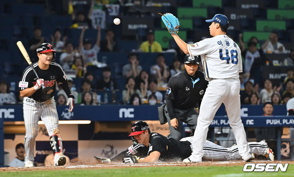 16일 창원NC파크에서 2026 신한 SOL KBO 리그 NC 다이노스와 LG 트윈스의 경기가 열렸다. 홈팀 NC는 클레빈저가, 방문팀 LG는 박시원이 선발 출전했다. LG 트윈스 홍창기가 7회초 1사 만루 문정빈 타석때 NC 다이노스 이용준의 폭투에 득점을 성공하고 있다. 2026.09.16 / foto0307@osen.co.kr